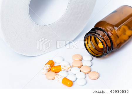 トイレットペーパーと薬 49950656