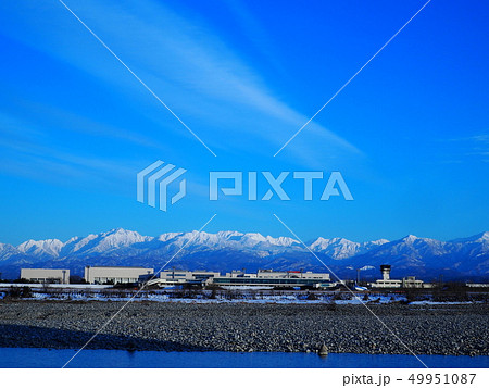 冬の立山連峰と富山空港 冬の立山連峰と富山空港 49951087