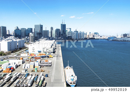 コンテナの並ぶ港のある都市風景 49952019