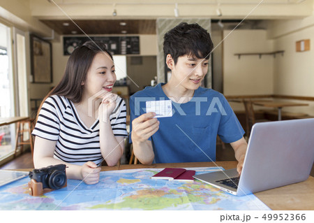 海外旅行の計画をする若いカップル 49952366