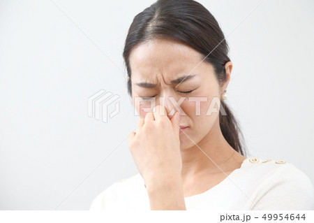 鼻をつまむ女性 49954644
