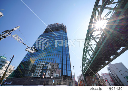 日本の東京都市景観 姿を現した「昌平橋」交差点前の超高層ビル 日本の東京都市景観 姿を現した「昌平橋」交差点前の超高層ビル 49954804
