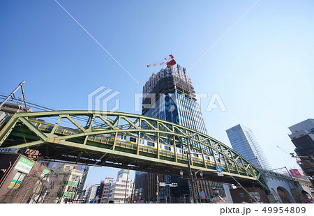 日本の東京都市景観　姿を現した「昌平橋」交差点前の超高層ビル 49954809