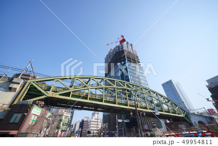 日本の東京都市景観 姿を現した「昌平橋」交差点前の超高層ビル 日本の東京都市景観 姿を現した「昌平橋」交差点前の超高層ビル 49954811
