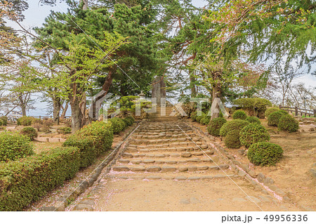 春の米沢城跡の風景 49956336