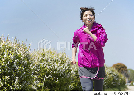 女性　ランニング 49958792