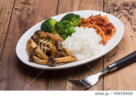 鶏肉とキノコの炒め物 49959608
