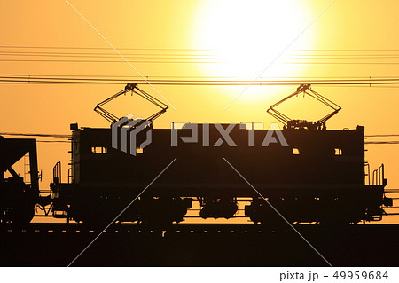 夕陽と秩父鉄道デキのシルエットの写真素材