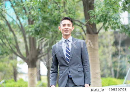 ビジネスマン　屋外 49959793