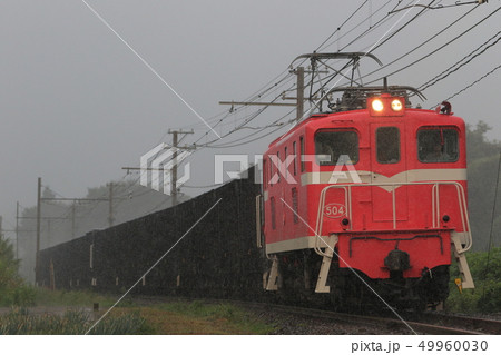 雨の中を走る秩父鉄道デキ504牽引の鉱石貨物列車 49960030