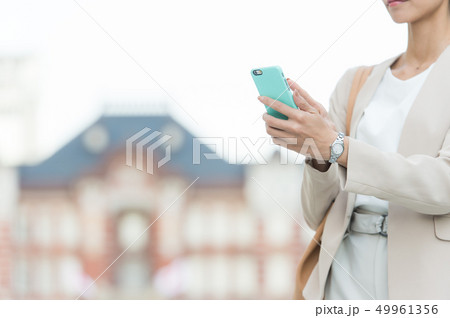 ビジネスウーマン 東京駅 ビジネスウーマン 東京駅 49961356
