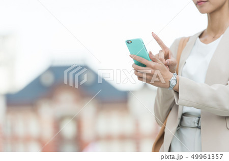 ビジネスウーマン　東京駅 49961357