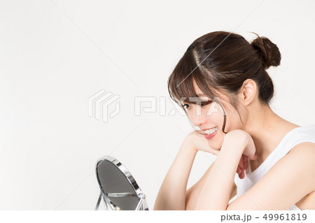 鏡を見る若い女性 ビューティー 49961819