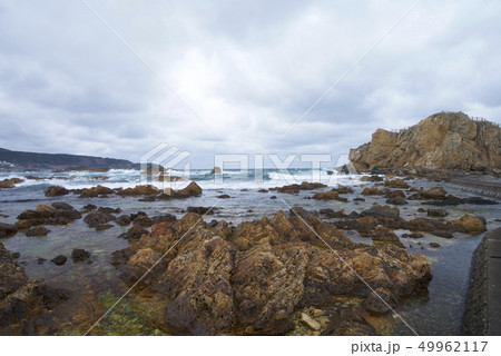 青森県西津軽郡深浦町の大岩海岸（３月） 49962117
