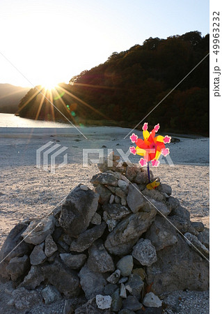 恐山　極楽浜で風に吹かれる風車 49963232