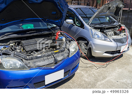 クルマのバッテリー上がりと応急処置　ブースターケーブルでジャンピングスタート 49963326