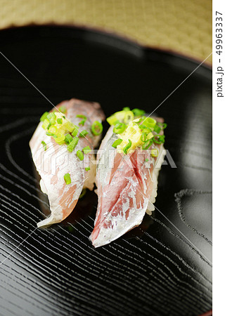 アジの握り 寿司 鮨 光物 和食 二貫 魚介 海鮮 アレルギー の写真素材