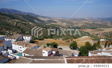 サアラ・デ・ラ・シエラの町とオリーブ畑【スペイン/アンダルシア州】 49964023
