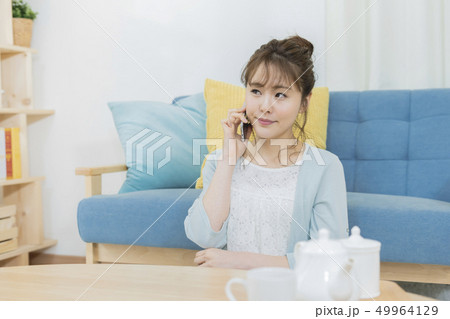若い女性 スマートフォン 若い女性 スマートフォン 49964129