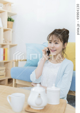 若い女性 スマートフォン 若い女性 スマートフォン 49964130