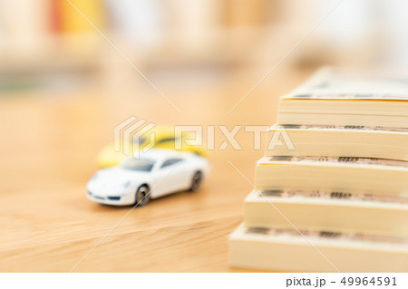 車　自動車保険　お金　大金　札束　副業 49964591