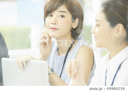女性　ビジネス　打ち合わせ 49966256