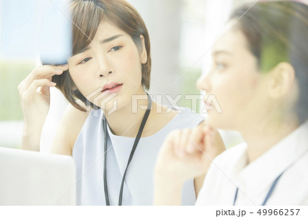 女性　ビジネス　打ち合わせ 49966257