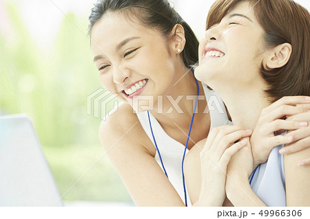 女性　ビジネス　同僚 49966306