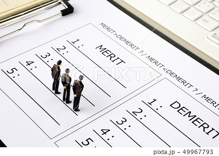 メリットとデメリットの比較表とビジネスマン 49967793