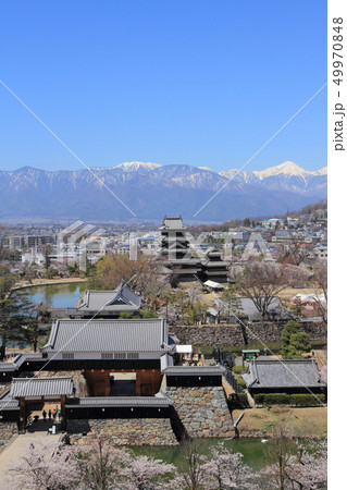 国宝 松本城と春の北アルプス 49970848