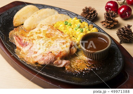 チキンのチーズ焼き　鉄板焼き 49971388