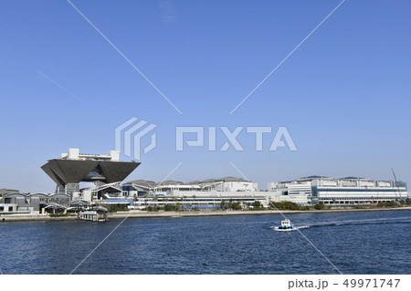 日本の東京都市景観　飛行機雲や東京ビッグサイトなどを望む 49971747