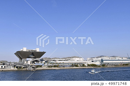 日本の東京都市景観　飛行機雲や東京ビッグサイトなどを望む 49971748