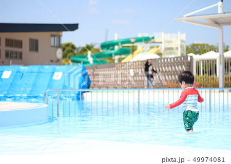 プールで遊ぶ子ども 49974081