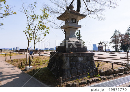 青葉城祉本丸跡にある石灯籠と政宗公騎馬像 49975770