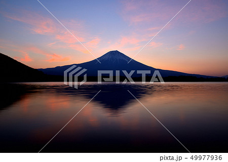 田貫湖 からの富士山の朝焼け 田貫湖 からの富士山の朝焼け 49977936