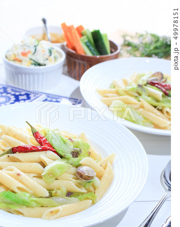 アンチョビと春キャベツ入りペンネパスタ（アサリ入り）&鷹の爪でアクセント（素敵なランチ） 49978151