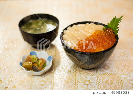海鮮丼 ほたてイクラ丼 海鮮丼 ほたてイクラ丼 49983083