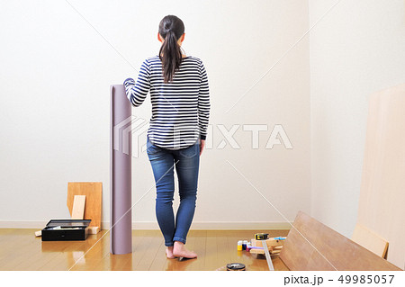 DIY 壁紙を貼る女性 49985057