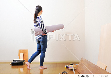 DIY 壁紙を貼る女性 49985058