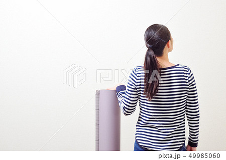 DIY 壁紙を貼る女性 DIY 壁紙を貼る女性 49985060