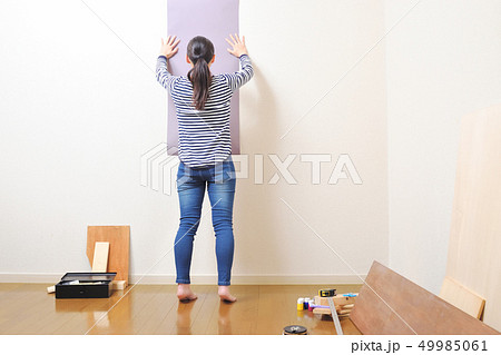 DIY 壁紙を貼る、剥がす女性 49985061