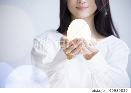 卵を持つ女性 49986836