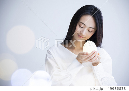 卵を持つ女性 49986838