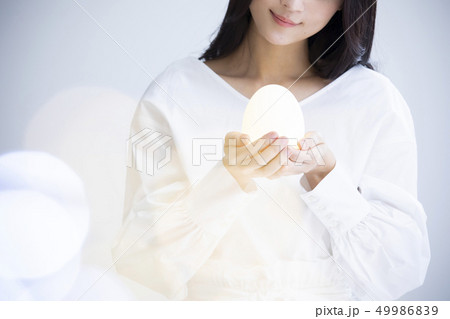 卵を持つ女性 卵を持つ女性 49986839