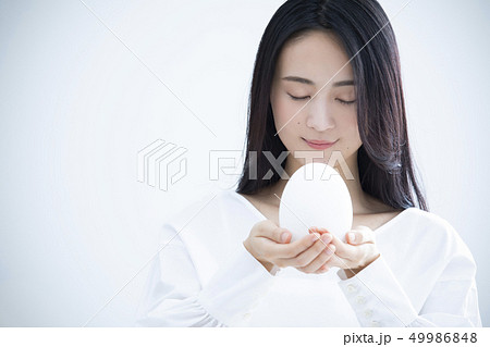 卵を持つ女性 卵を持つ女性 49986848