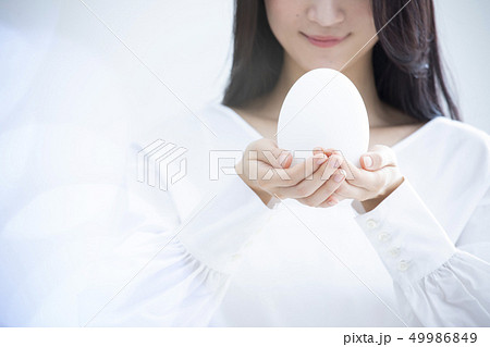 卵を持つ女性 卵を持つ女性 49986849