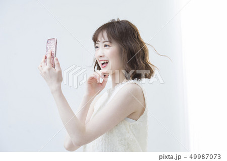 スマホを見る女性　 49987073