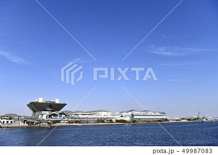 日本の東京都市景観 飛行機と東京ビッグサイトなどを望む 日本の東京都市景観 飛行機と東京ビッグサイトなどを望む 49987083