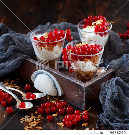 Red currants and yogurt Red currants and yogurt 49988260